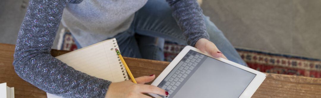Estudiante mirando una tablet