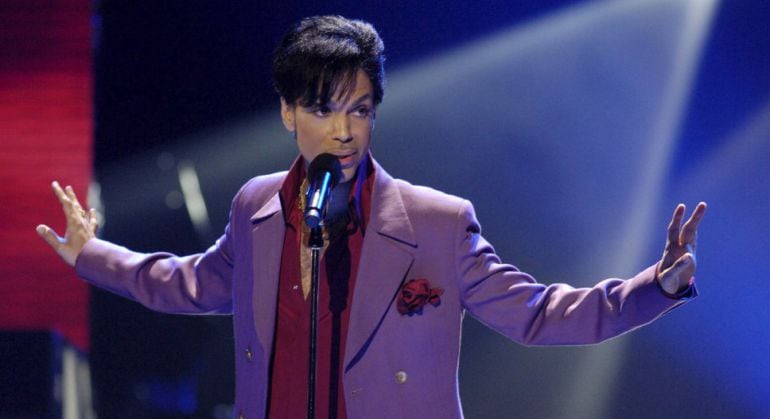 Prince, en una aparición sorpresa en la final de &#039;American Idol&#039; en el Teatro Kodak de Hollywood el 24 de mayo de 2006.