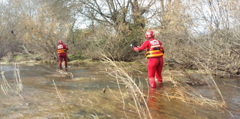 Dispositivo de Cruz Roja trabajando en la búsqueda de la víctima