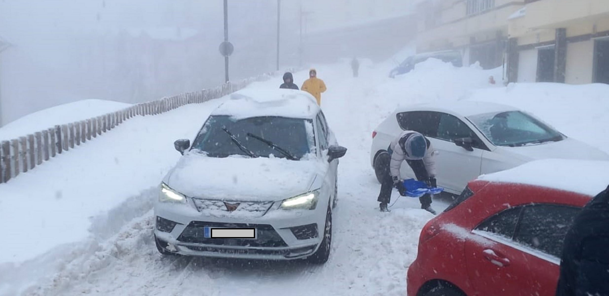 Vehículos en la estación de esquí de Sierra Nevada este pasado domingo