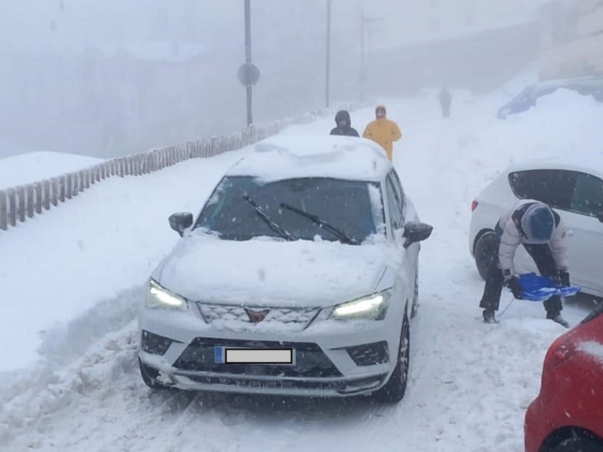 Empresarios de Sierra Nevada piden a las administraciones competentes un esfuerzo para evitar el "colapso" por nieve que provocó horas de atascos