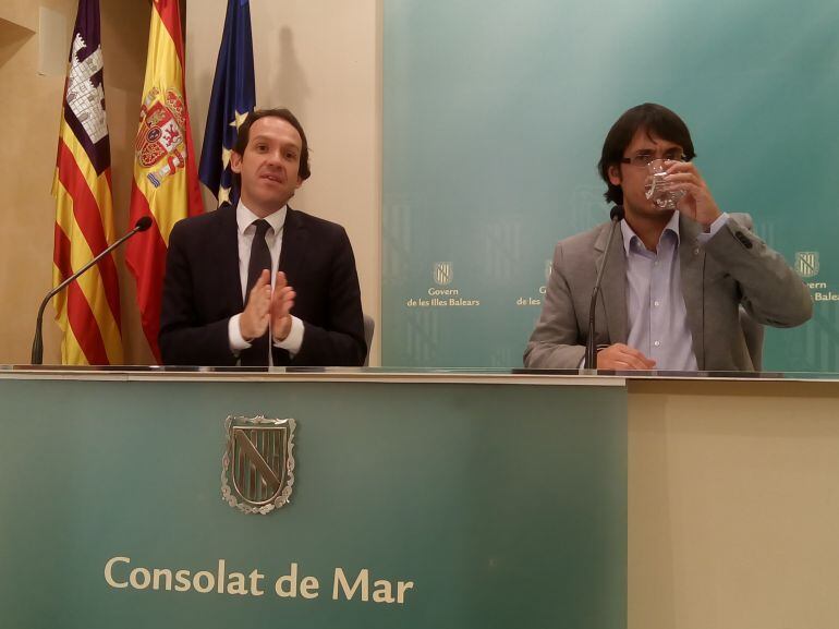El portavoz del Govern, Marc Pons, y el conseller de Trabajo, Iago Negueruela.