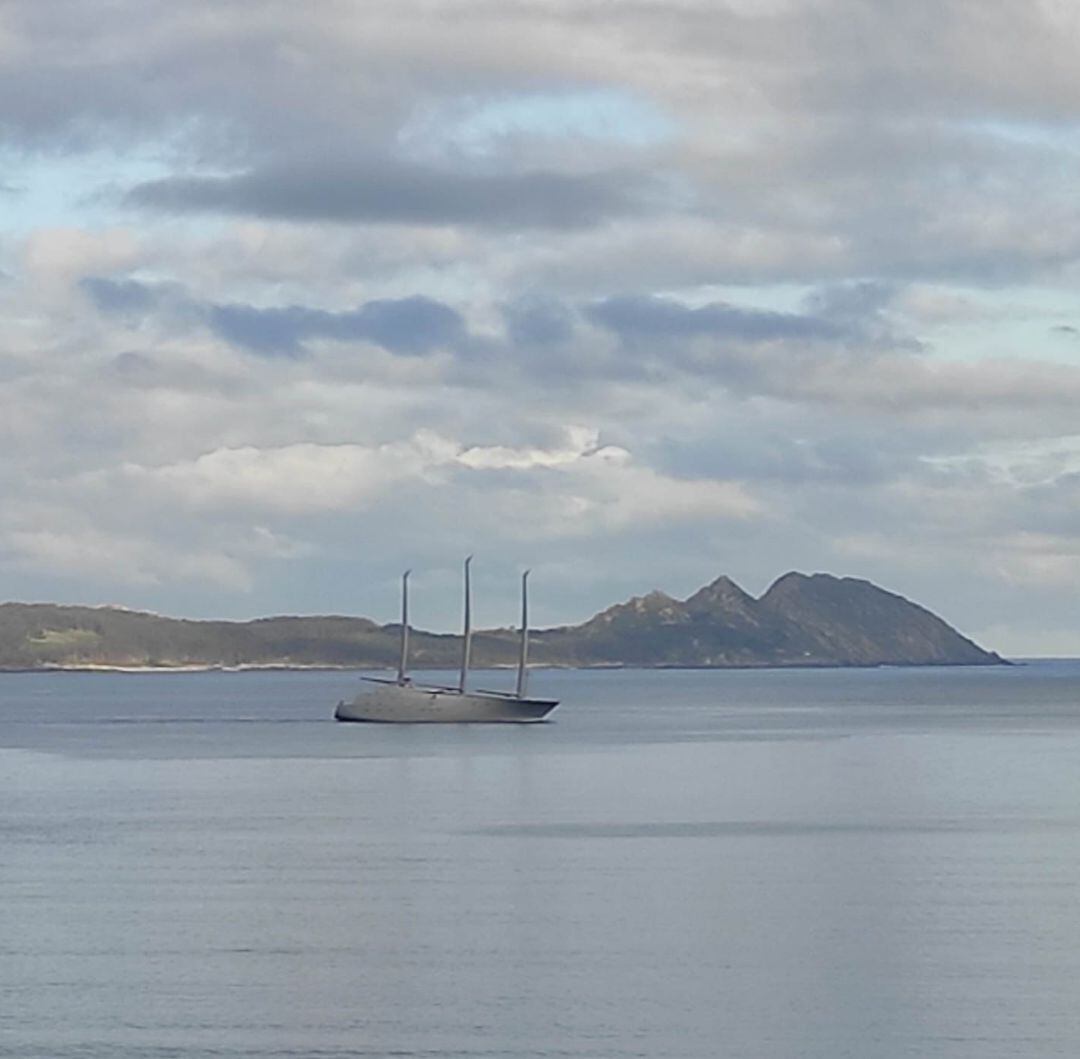 El velero, entrando por la ría con las Cíes de fondo.
