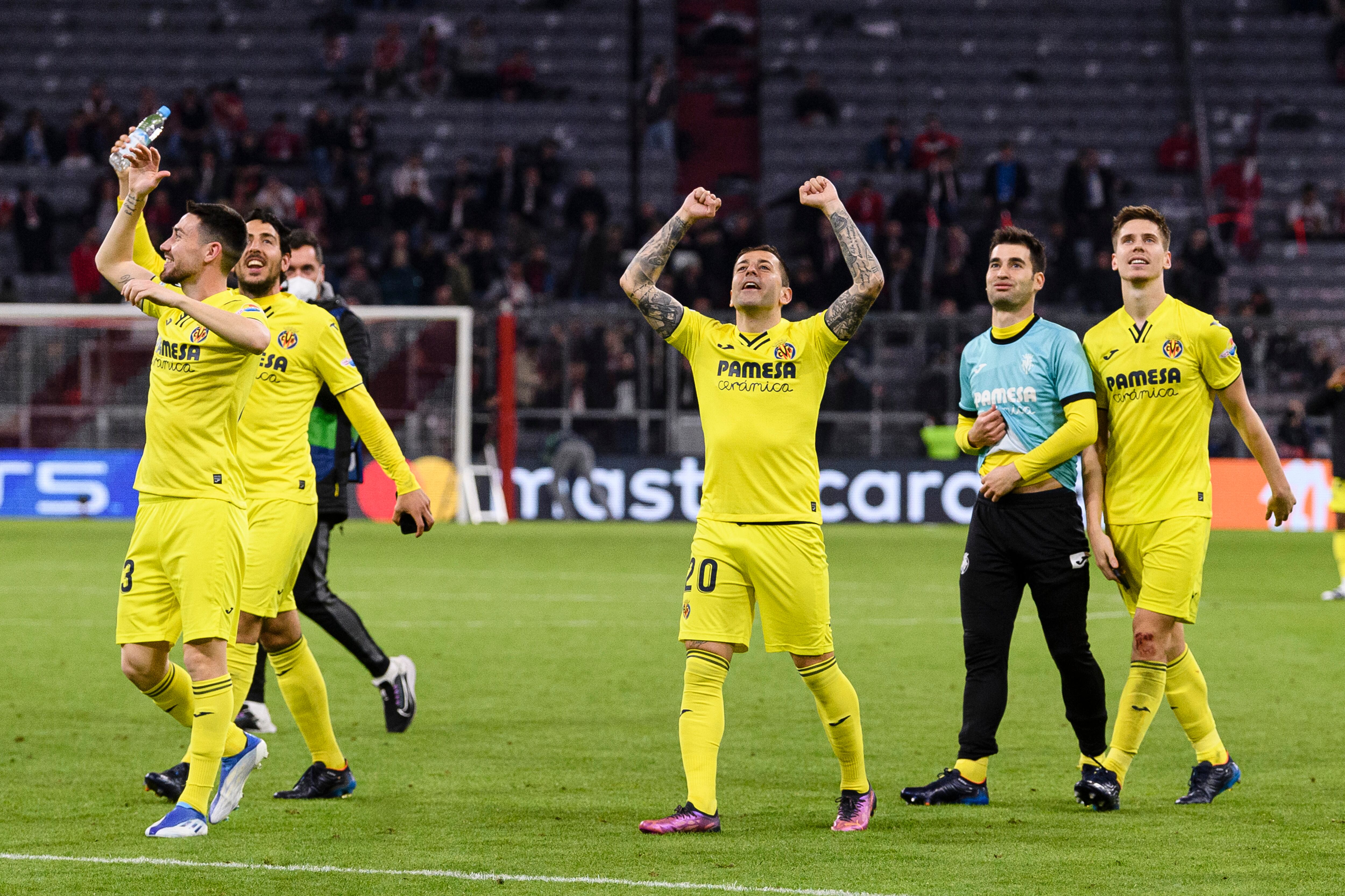 Rubén Peña, jugador del Villarreal CF, celebrando junto a sus compañeros el resultado cosechado ante el Bayern Múnich