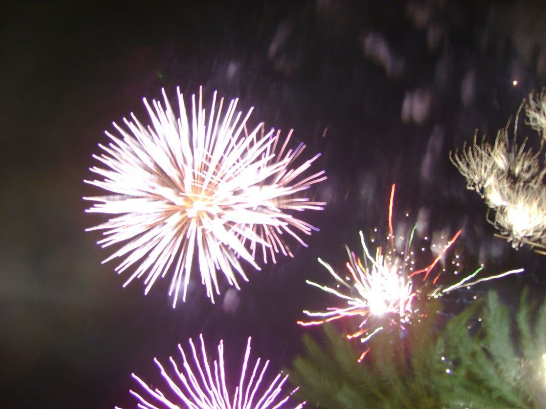 Imagen de archivo de un castillo de fuegos artificiales. 