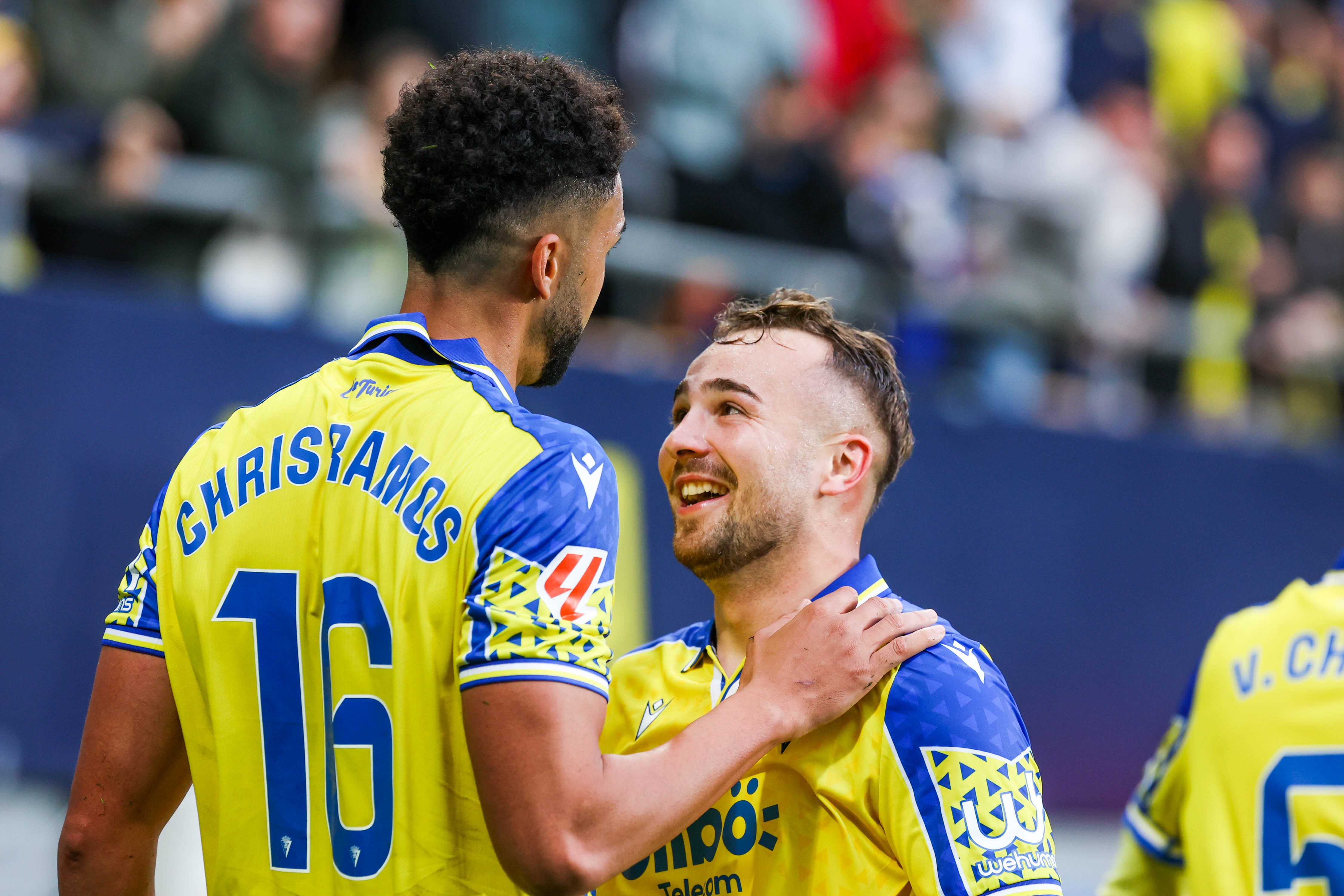 Chris Ramos y Javier Ontiveros celebran el 1-0 del Cádiz CF frente al Granada en el Nuevo Mirandilla.