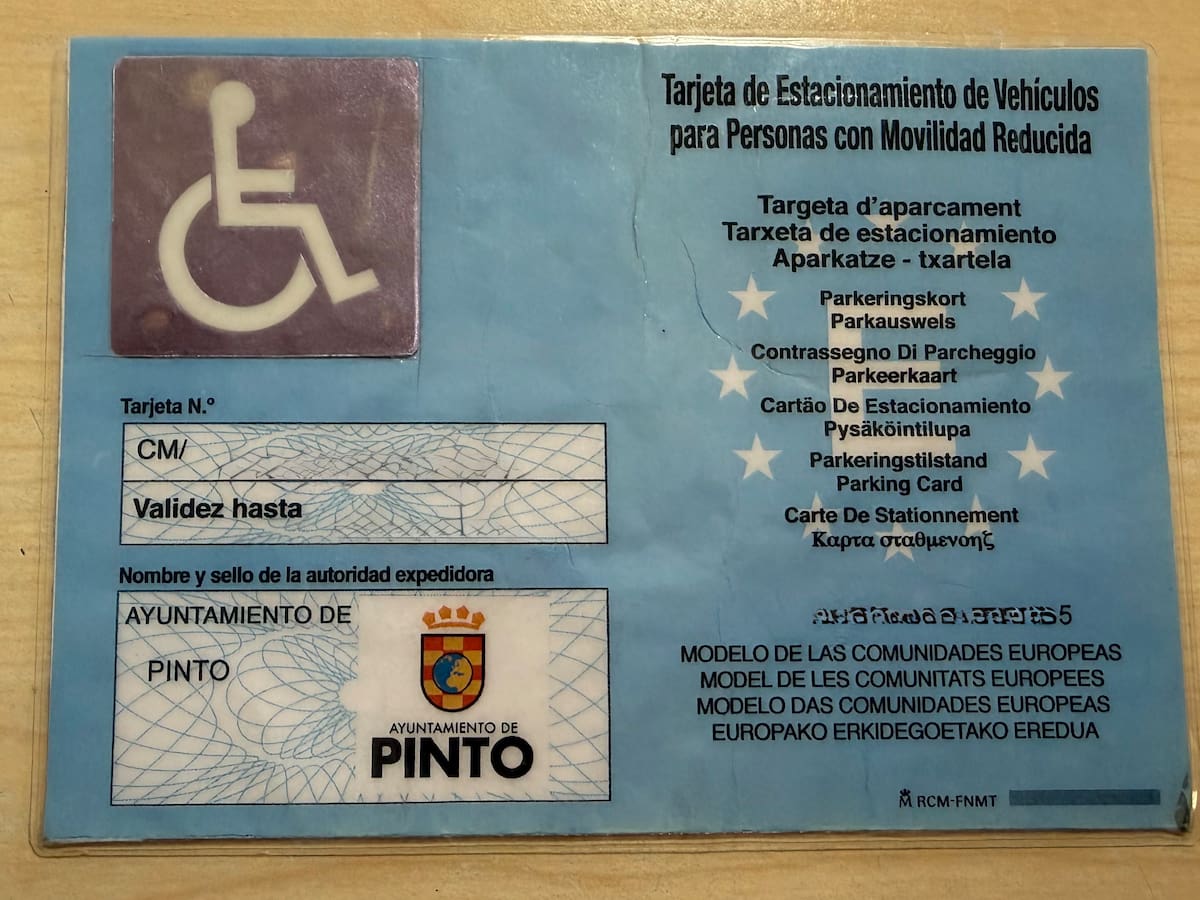 Denunciados en Valdemoro por falsificar con un ‘cortapega’ la autorización de Plazas de Movilidad Reducida