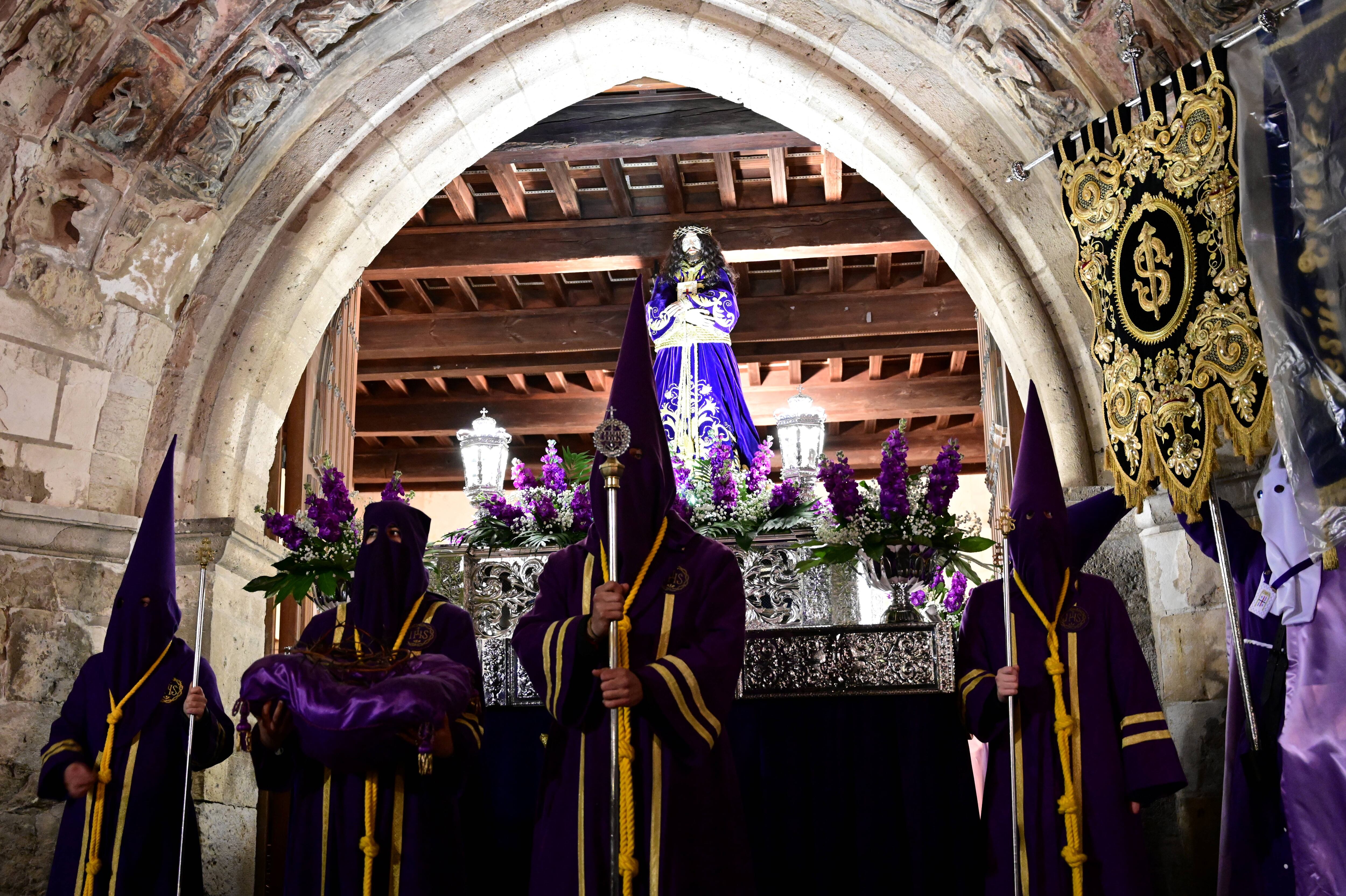 PALENCIA, 26/03/2024.- Jesús de Medinaceli sale a la puerta de la iglesia de San Miguel nazareno, durante en el Prendimiento de Jesús, en la puerta de la iglesia de San Miguel que este Martes Santo ha deslucido la lluvia. EFE/ Almuda Álvarez
