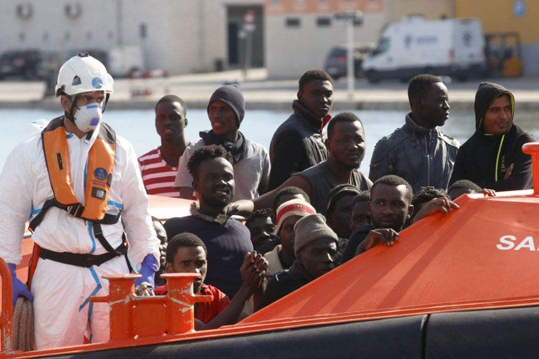 Personas migrantes rescatadas de una patera.