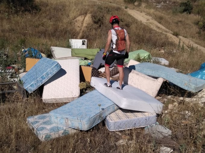 Una imagen de un vertido ilegal en el Parque del cauce medio del Guadarrama a su paso por el término municipal de Las Rozas