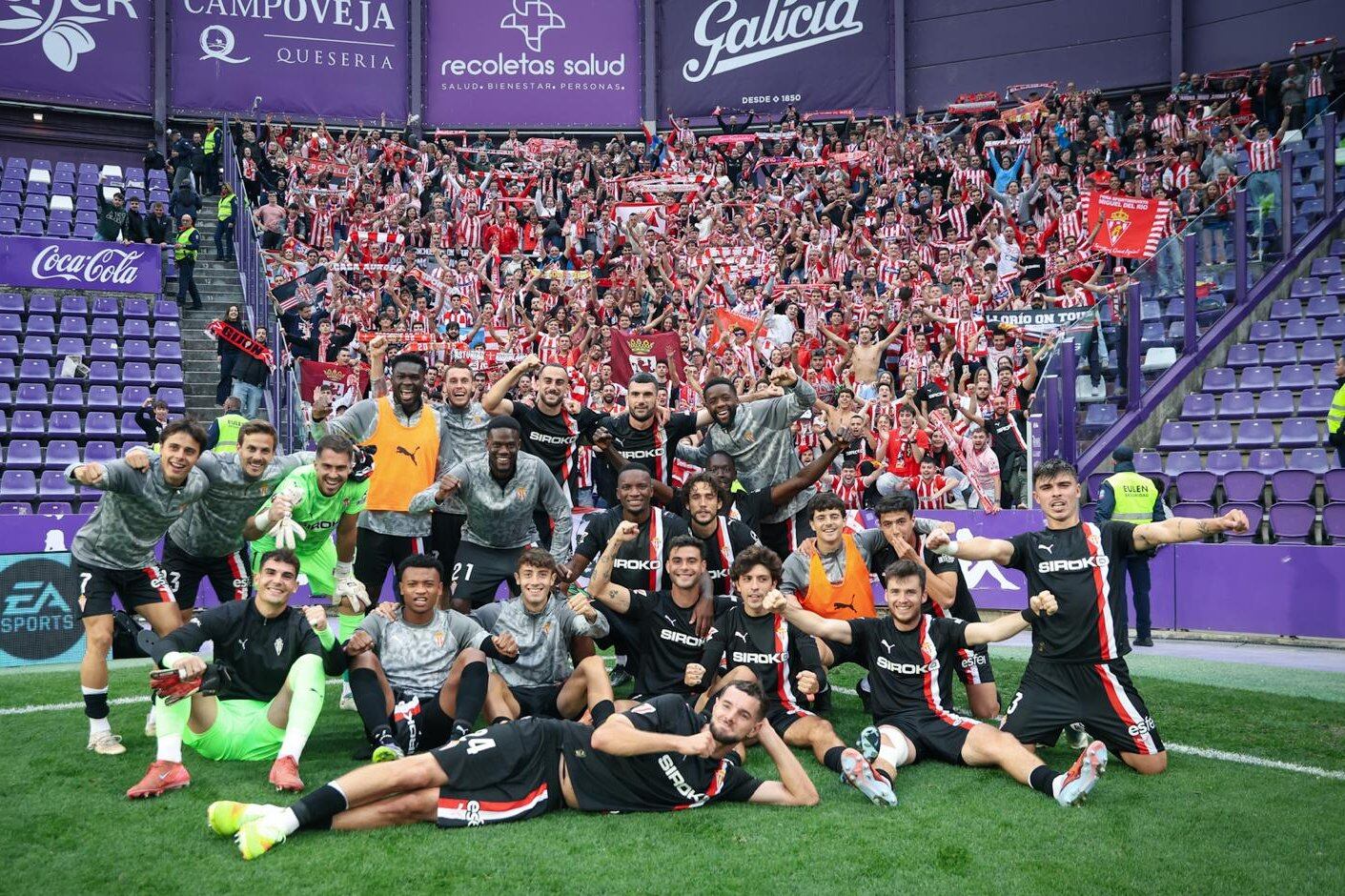 Los jugadores del Sporting celebran la victoria en Valladolid junto a 'La Mareona'