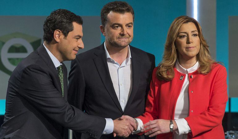 GRA445. SEVILLA 16/03/2015.- Los tres candidatos a la Presidencia de la Junta de Andalucía de los partidos con representación en el Parlamento andaluz: Juanma Moreno, del PP; Antonio Maíllo, de IU, y Susana Díaz, del PSOE; (izq a dcha) se saludan momentos antes del inicio del debate que se celebra esta noche en el centro territorial de RTVE en Sevilla. EFE/Julio Muñoz