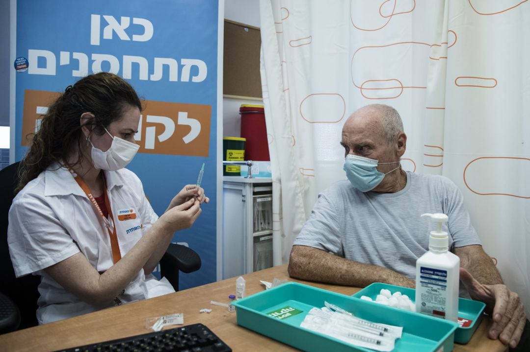 Una sanitaria se dispone a administrar la tercera dosis de la vacuna a un ciudadano de Tel Aviv, la semana pasada.
