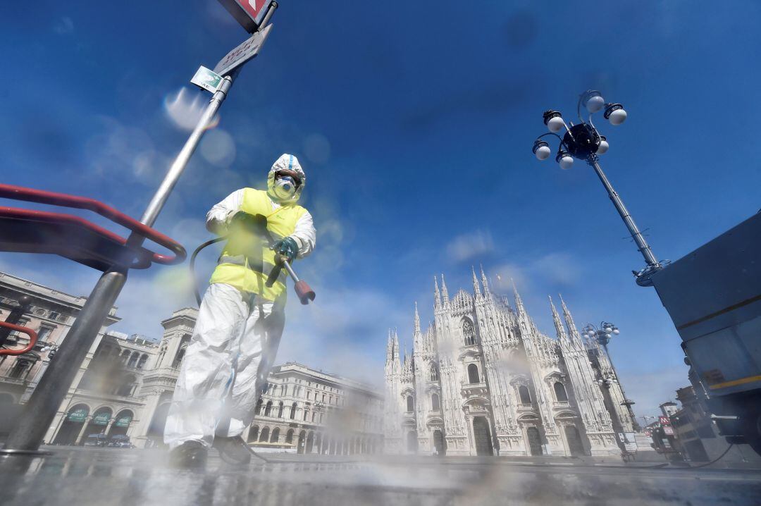 Un operario desinfecta la plaza del Duomo en Milán