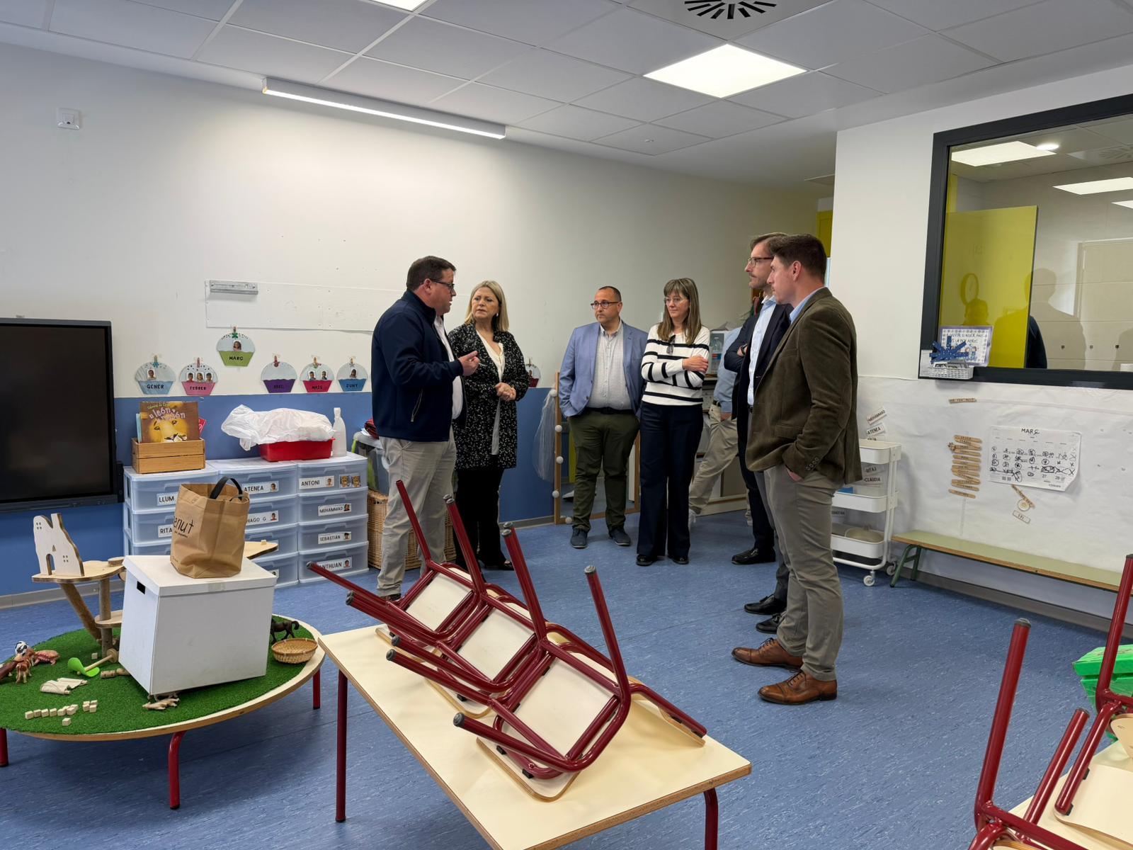 La consellera d'Educació, Cultura i Universitats, Carmen Ortí, acompañada del director del CEIP Elías Tormo, Rafa Albert.