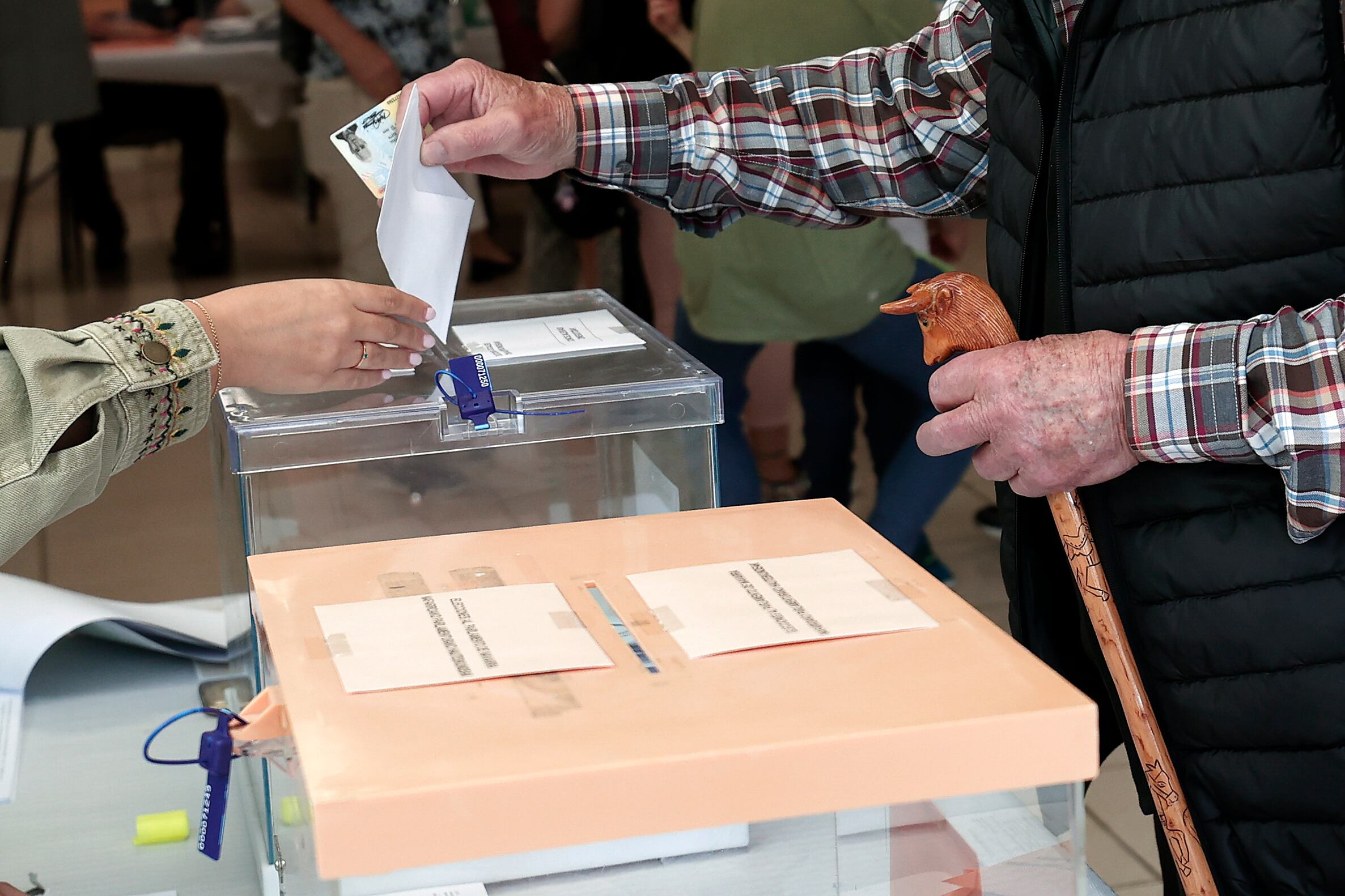 Detalle de un votante en un colegio electoral de Arre a mediodía del domingo 28 de mayo. EFE/ Jesús Diges