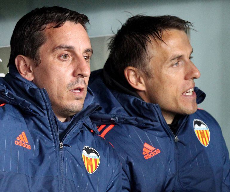 El técnico inglés del Valencia CF, Gary Neville (i), durante el encuentro correspondiente a la ida de los octavos de final de la Liga Europa, que disputan esta noche frente al Athletic de Bilbao en el estadio de San Mamés. EFE-Luis Tejido.