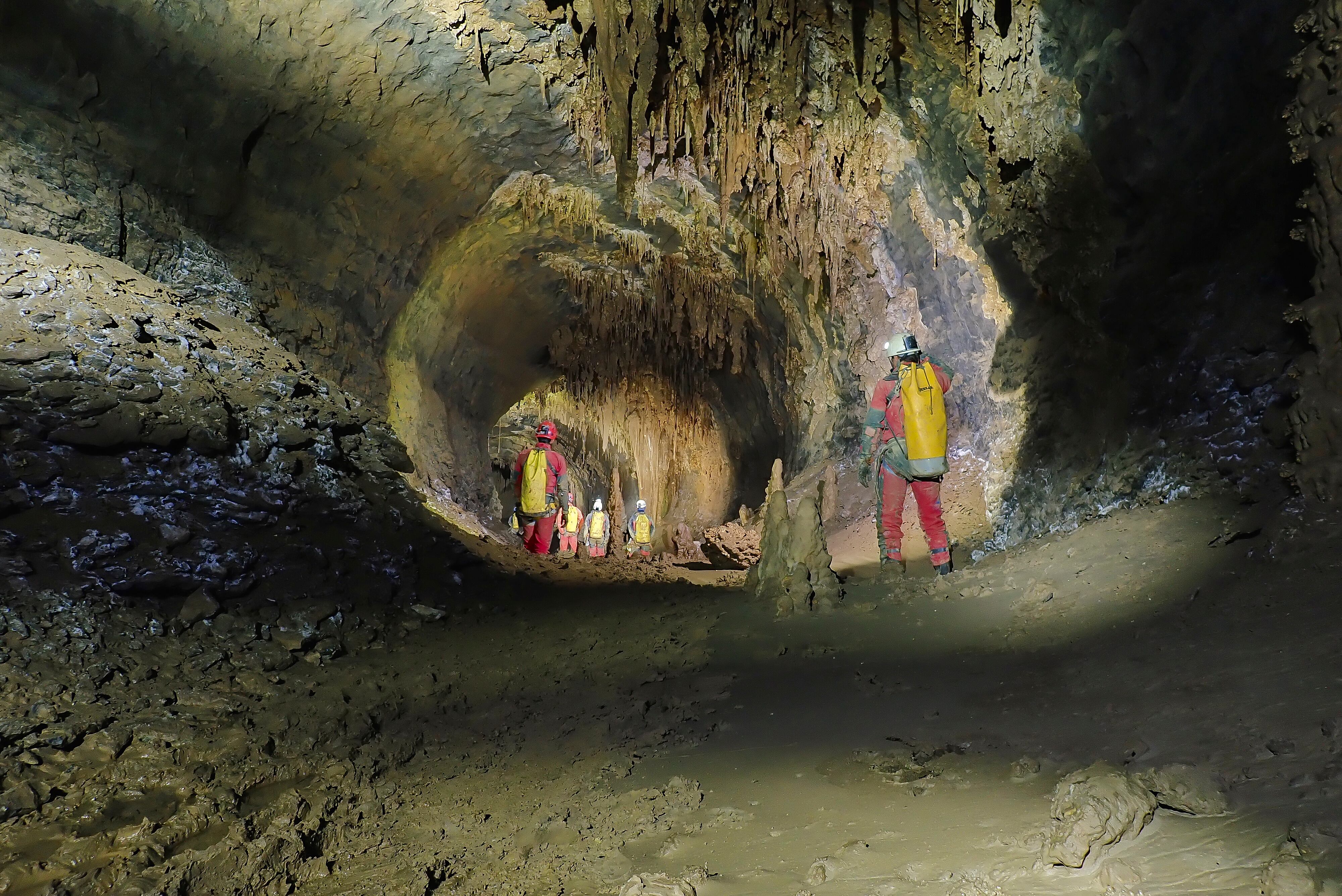 SAN ROQUE DE RÍO MIERA (CANTABRIA), 30/01/2024.- Vista del interior de una cueva del sistema de cavidades del Alto Tejuelo en Cantabria. Un grupo de espeleólogos ha logrado, después de 28 años estudiando el sistema de cavidades del Alto del Tejuelo, ha logrado conectar el mayor recorrido de cuevas de España, con 206 kilómetros de túneles. EFE/SECJA Espeleología /  ***SOLO USO EDITORIAL/SOLO DISPONIBLE PARA ILUSTRAR LA NOTICIA QUE ACOMPAÑA (CRÉDITO OBLIGATORIO)***
