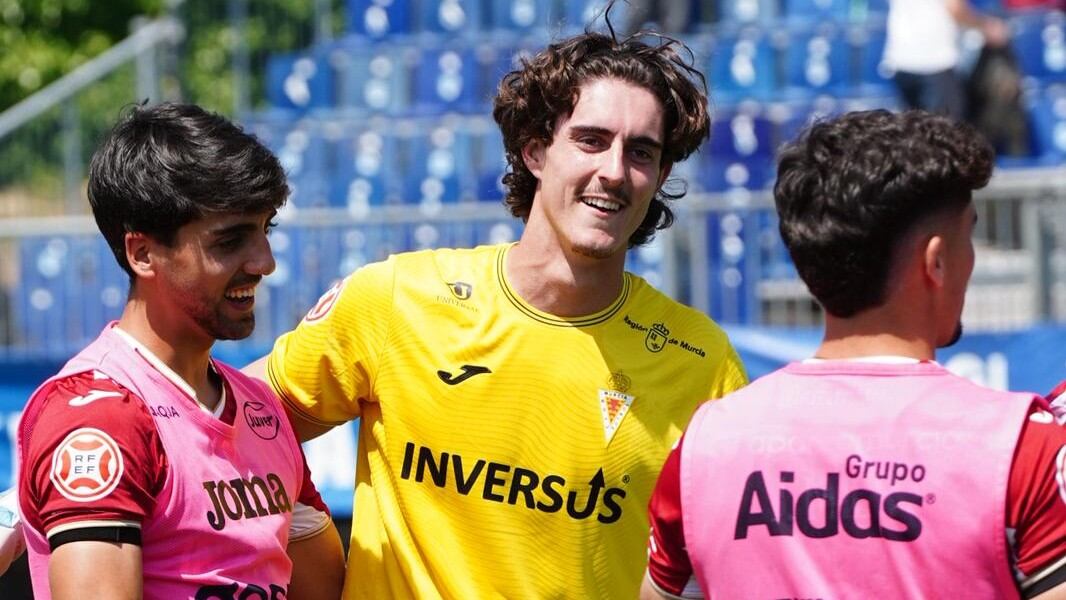 Manu García, portero del Real Murcia, celebra el resultado de su debut junto a Jorge Mier (derecha) y Alonso Yoldi (izquierda)