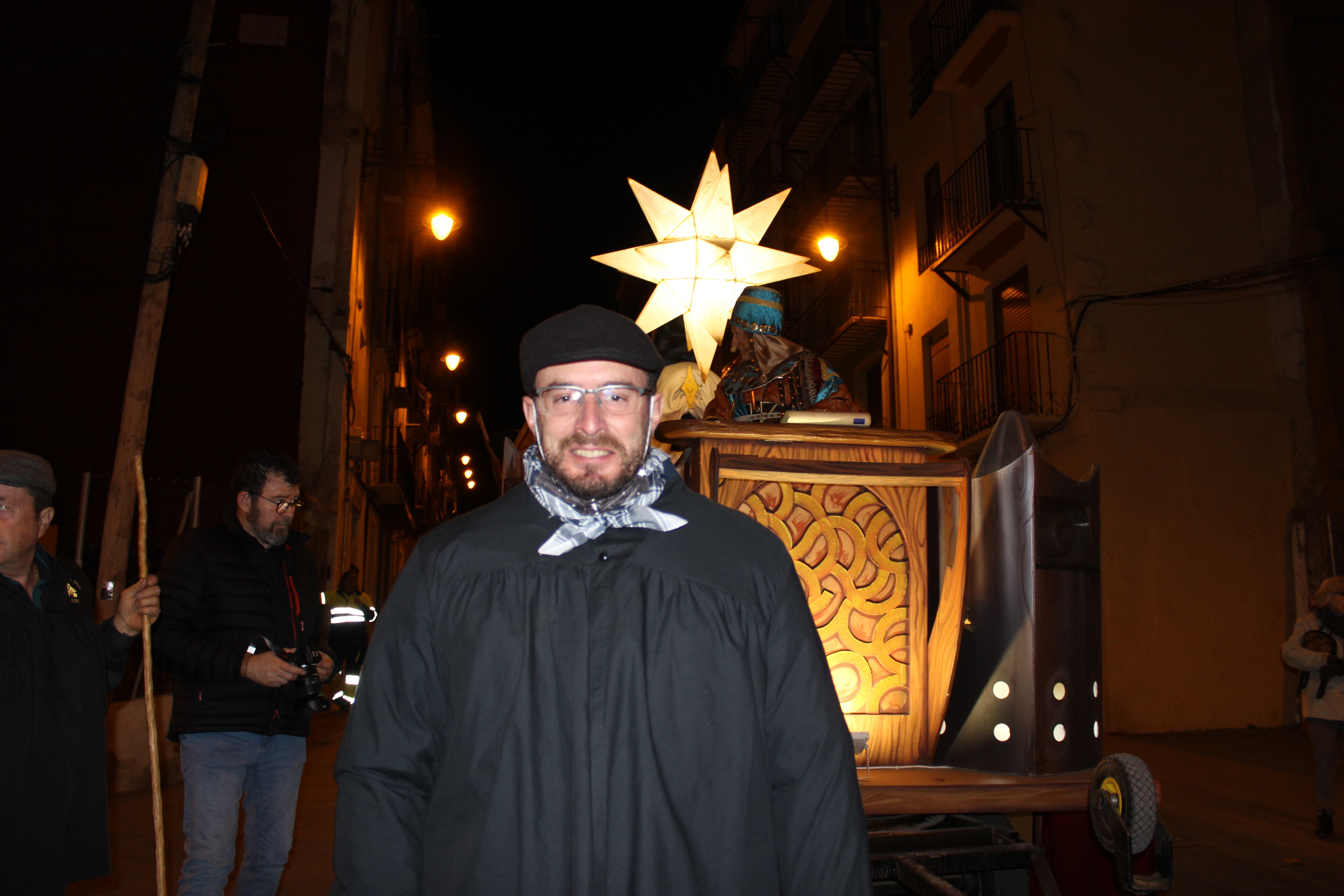 Tono Belda, autor del 101 Ban Real, just davant de la carrosa de l'Ambaixadora