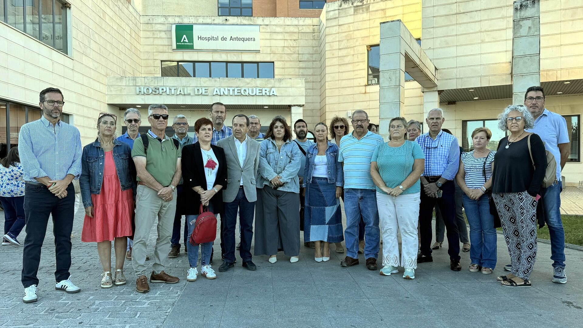 Representantes de la Plataforma por la Mayoría Social de la Comarca de Antequera junto al Hospital
