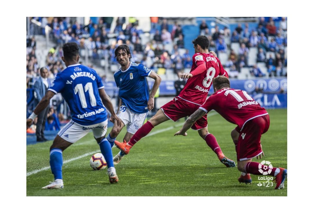 Carlos Martínez trata de dar un pase a Bárcenas con la presencia de dos jugadores del Dépor.