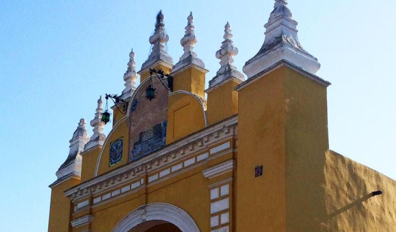 Aspecto que a día de hoy, 16 de marzo, presentaba el azulejo de la Virgen de la Esperanza en la parte superior del Arco de la Macarena