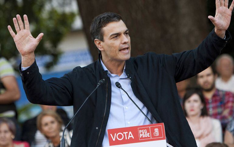 El secretario general del PSOE, Pedro Sanchez, durante un mitin de su partido en la Alameda de Redondela (Pontevedra).