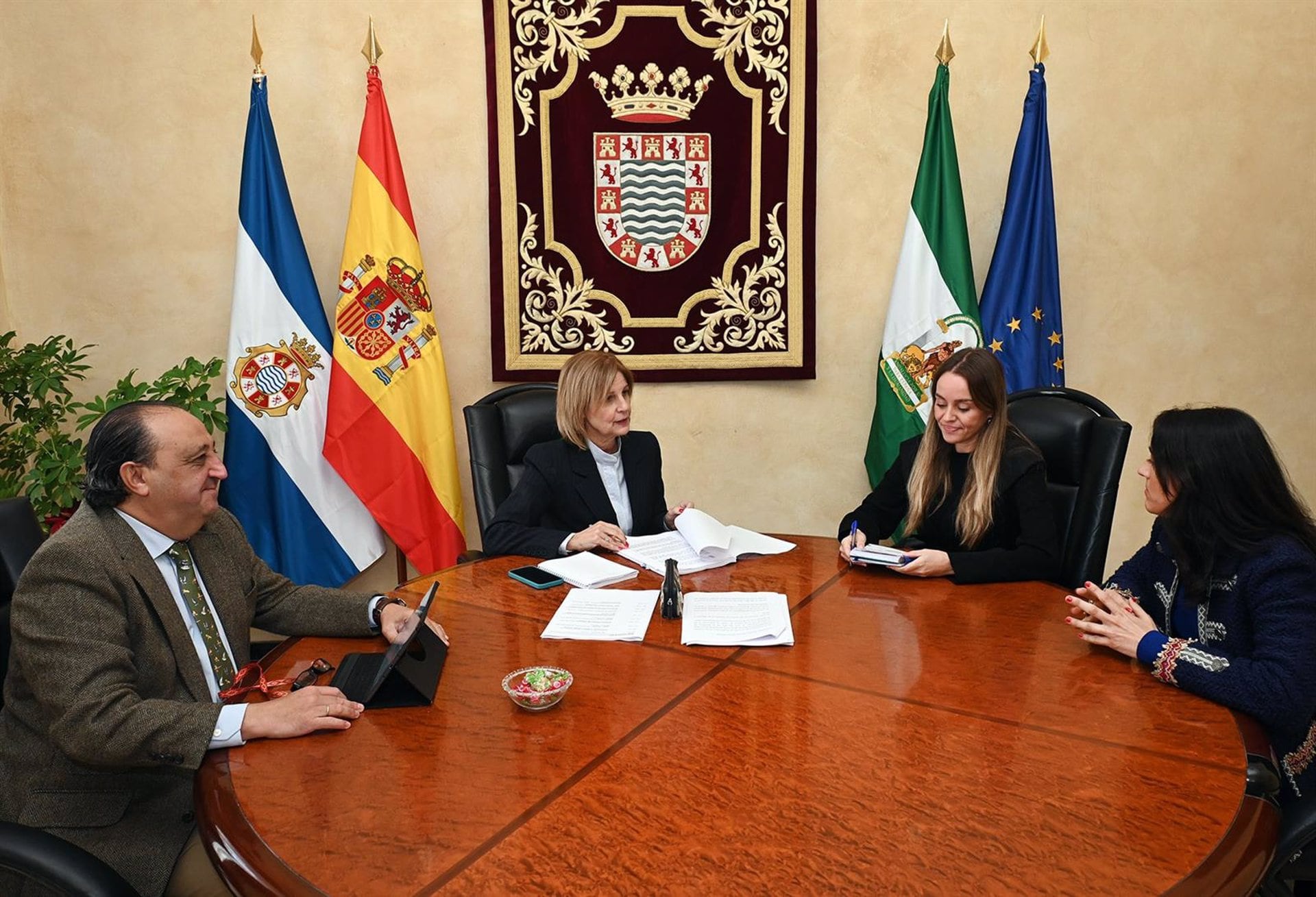 La alcaldesa de Jerez de la Frontera, María José García-Pelayo, junto la directora del festival y de la Asociación de Artes Escénicas y Audiovisuales de Jerez, Lidia María de Jaime