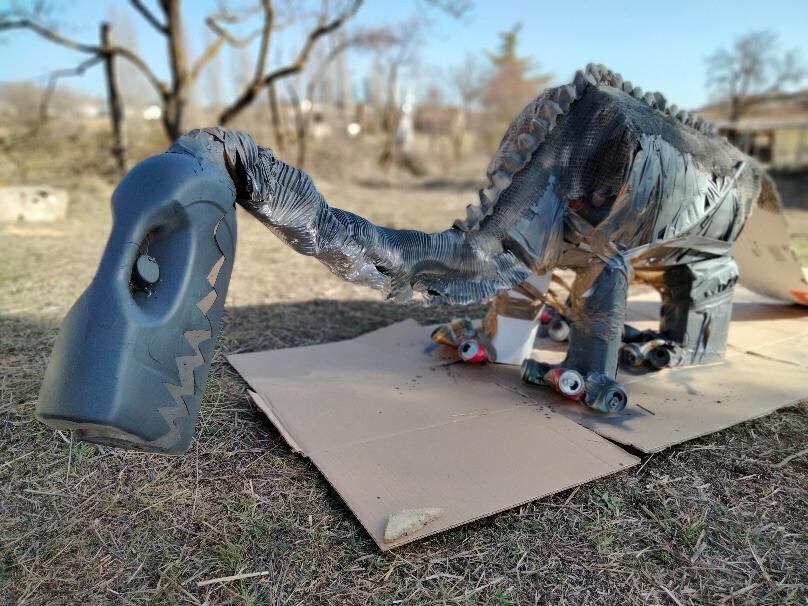 Recreación de un dinosaurio con la &#039;basuraleza&#039; recogida por los niños de El Domo Encantado de Cuenca.