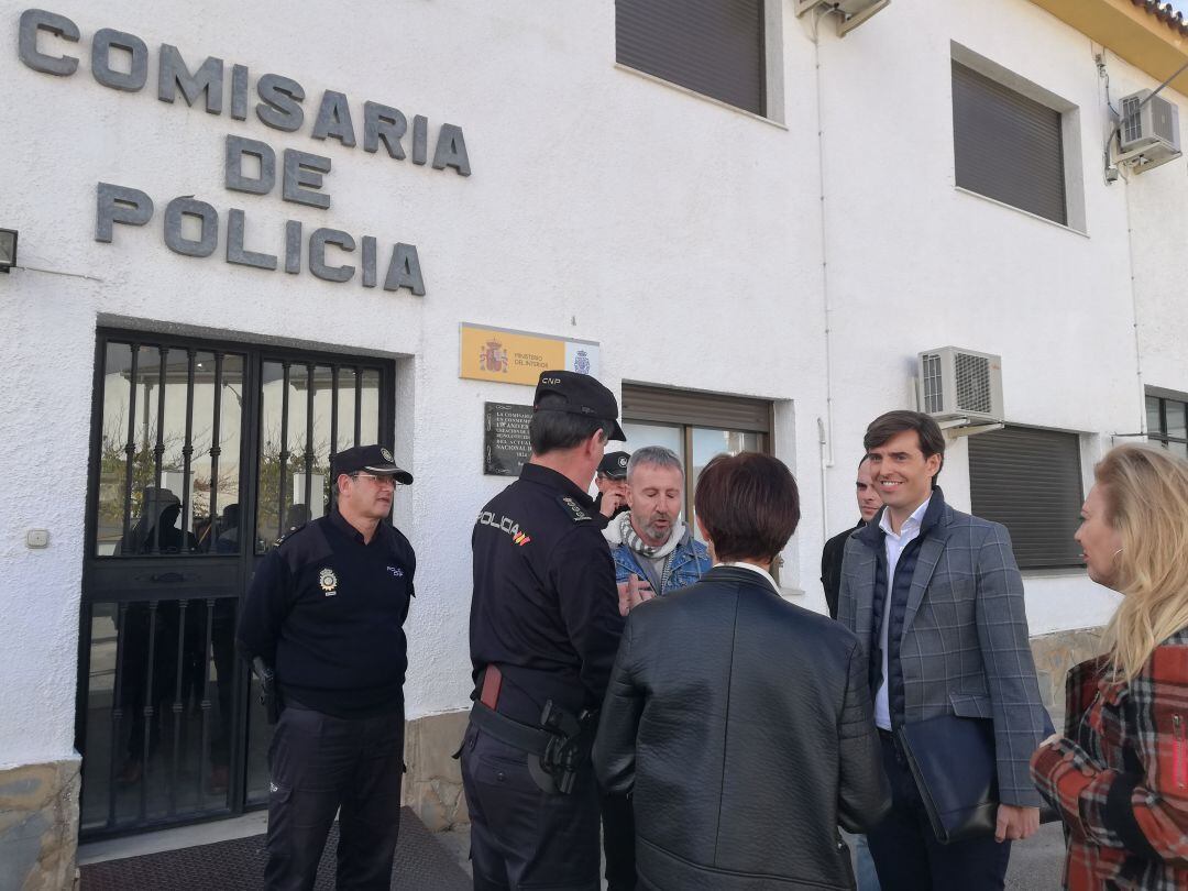 Montesinos ha visitado la comisaría rondeña junto a otros dirigentes del PP