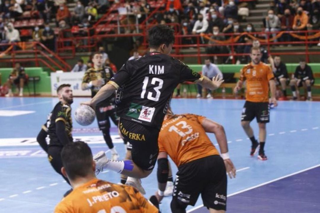 El coreano Kim intenta un lanzamiento a portería