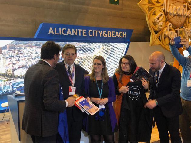 El president Ximo Puig y la vicepresidenta Mónica Oltra conversan con el alcalde Luis Barcala y la edil de Turismo, Mª Carmen de España, en el stand de Alicante