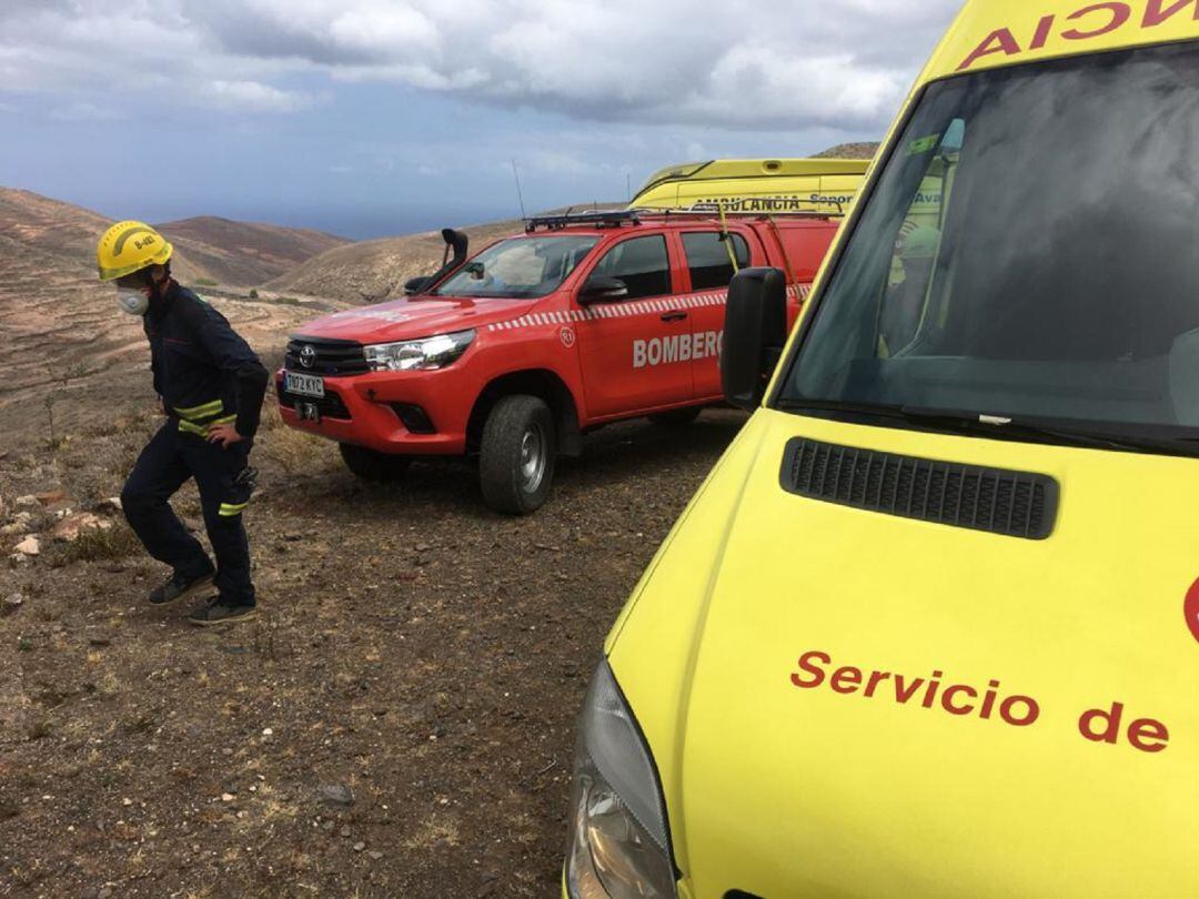 Bomberos del Consorcio de Seguridad y Emergencias de Lanzarote y ambulancias en la zona del accidente.