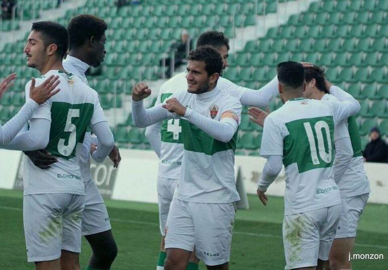 Los jugadores del Ilicitano celebran un gol esta temporada en el Martínez Valero