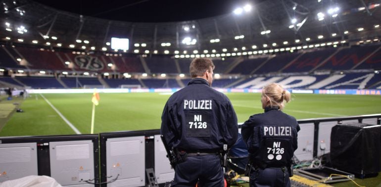 Dos miembros de la Policía custodian el estadio HDI-Arena en Hannover después de la cancelación del partido amistoso entre Alemania y Holanda.