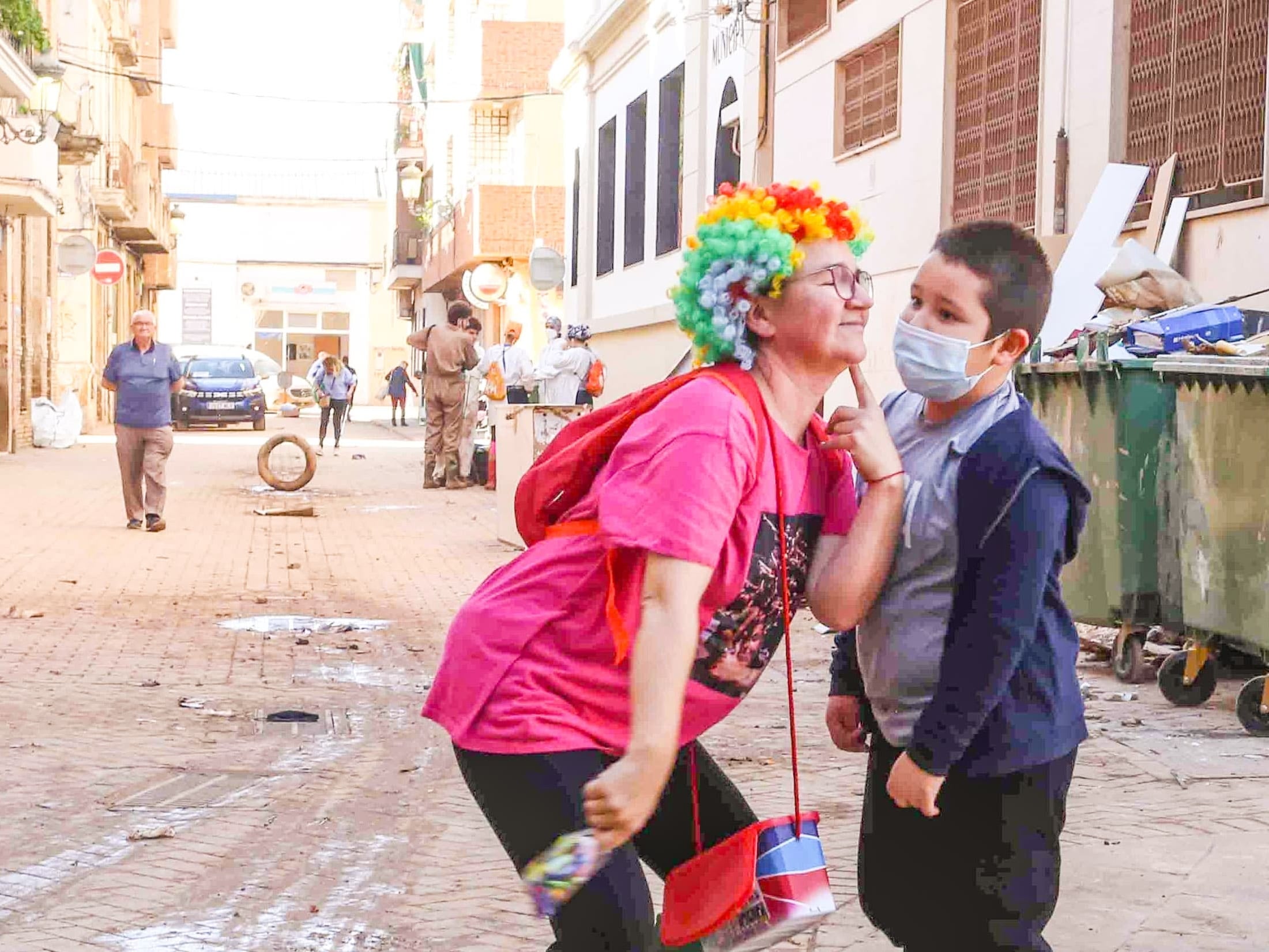 Una voluntaria eldense anima a un niño en Sedaví.