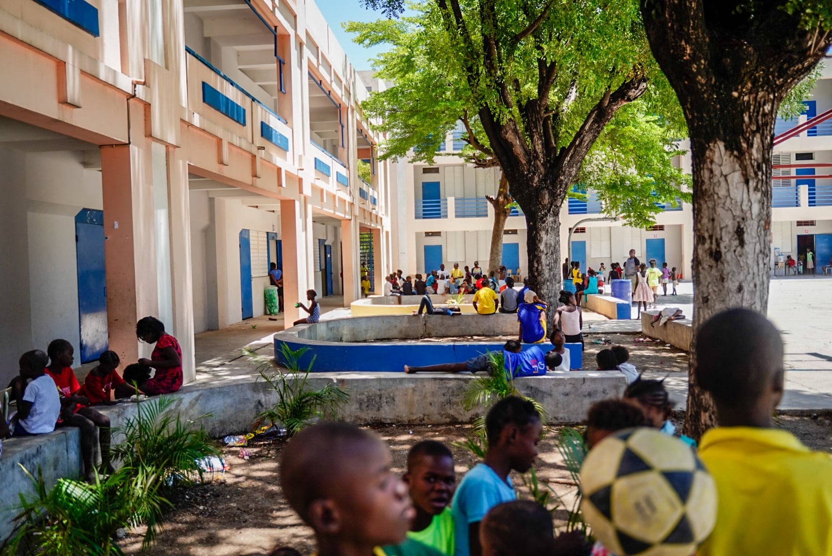 Una escuela de Puerto Príncipe sirve de refugio para niños de la capital de Haití frente a las bandas armadas.