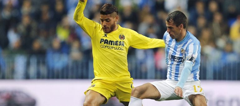 GRA241. MÁLAGA, 10/01/2015.- El centrocampista mexicano del Villarreal Jonathan Dos Santos (i) lucha el balón ante el centrocampista portugués del Málaga Sergio Paulo Barbosa &quot;Duda&quot; (d), durante el partido ante el Málaga de la decimoctava jornada de la Li