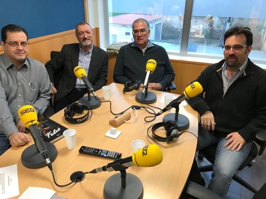 En los estudios de Radio Cartagena: Arturo Pérez Reverte, Antonio Parra y Francisco Marín (asesores literarios de Radio Cartagena) y Miguel Meroño.