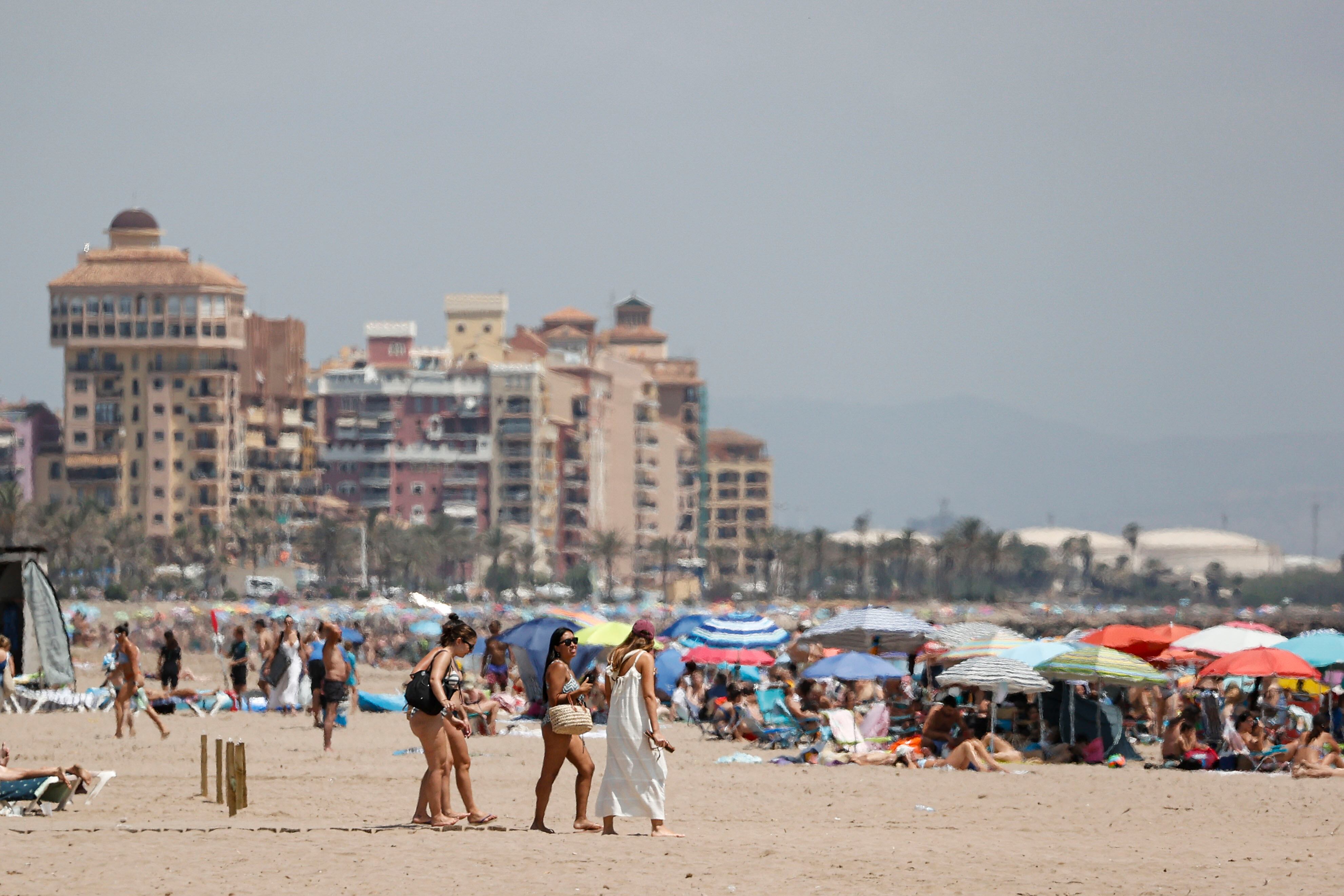 ALBORAIA (VALENCIA), 08/06/2025.- El cielo de la Comunitat Valenciana presentará este domingo intervalos de nubes bajas, tendiendo a cielo poco nuboso o despejado la segunda mitad del día, y las temperaturas mínimas apenas variarán, mientras que las máximas descenderán, ligeramente en Castellón y sur de Alicante y localmente de modo notable en el resto. En la imagen numoerosos bañistas disfrutan de la playa de la Patacona en Alboraia (Valencia). EFE/Manuel Bruque