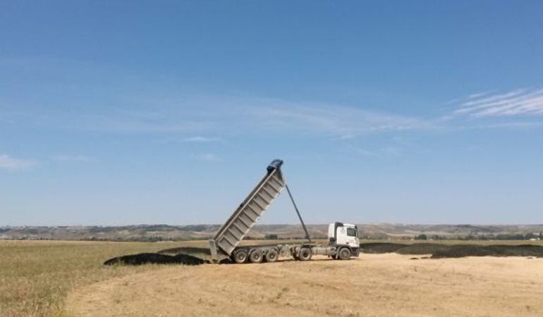 Camión descargando lodos. 