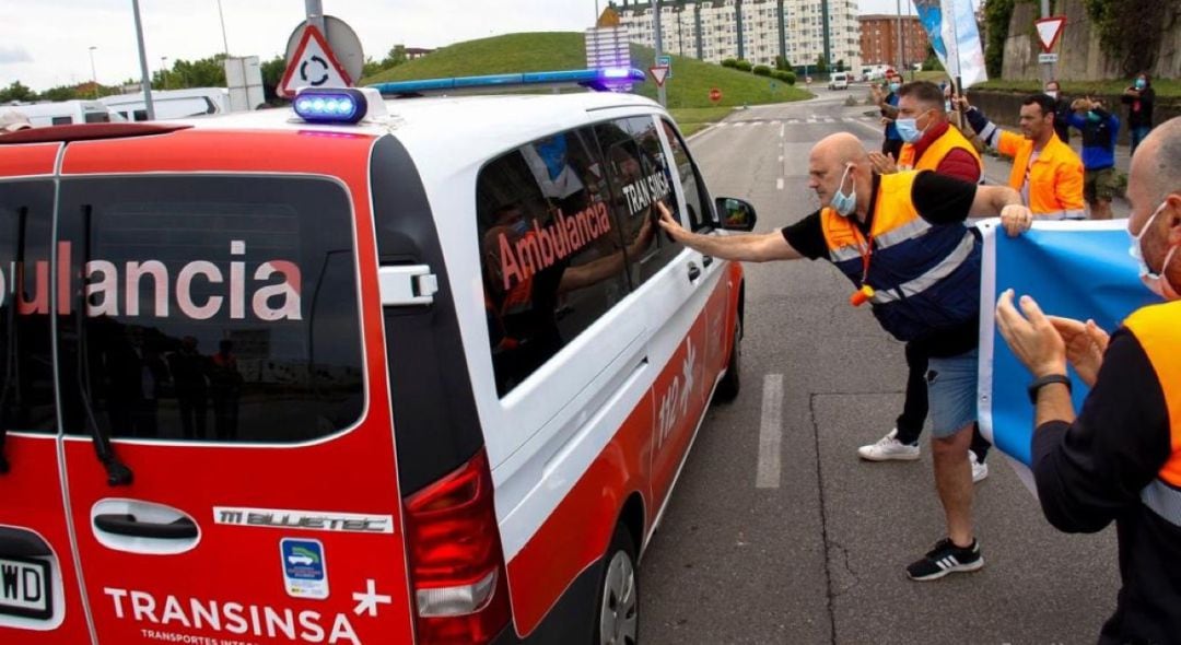 Uno de los trabajadores camino del hospital tras abandonar la huelga de hambre.