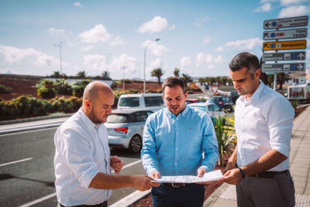 El consejero de Obras Públicas del Cabildo de Lanzarote, Jacobo Medina (en el centro), junto al alcalde de San Bartolomé, Alexis Tejera, y el concejal de Vías y Obras, Raúl De León.