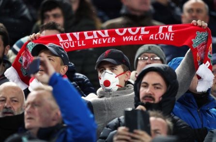 Un aficionado del Liverpool con mascarilla el 11 de marzo de 2020