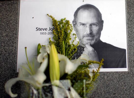 El mundo llora la muerte del &quot;visionario&quot; Steve Jobs, fundador de Apple, a los 56 años