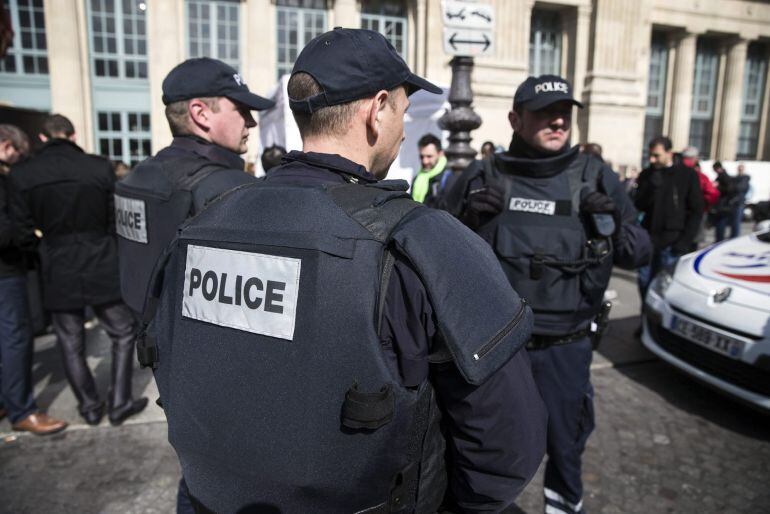 Policías franceses vigilan los alrededores de la estación ferroviaria de Gare du Nord en París, Francia