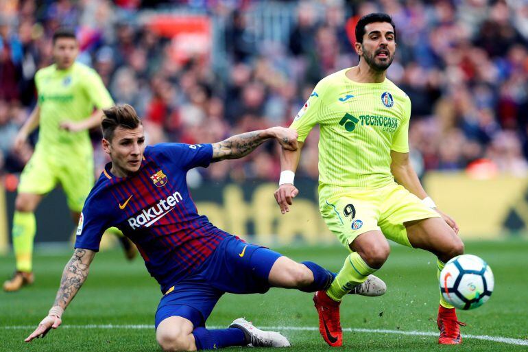 Digne y Ángel Rodríguez, en e partido correspondiente a la jornada vigésimo tercera en el Nou Camp