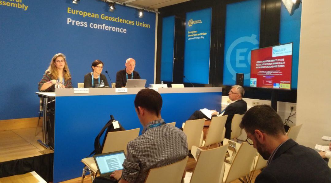 Patricia Tarín, primera por la izquierda, durante la rueda de prensa celebrada en la Asamblea de la EGU, en Viena