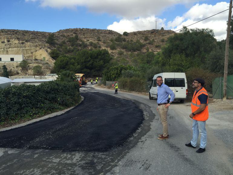 El concejal de Mantenimiento, Héctor Díez, en las obras de asfaltado del Camí del Bolo